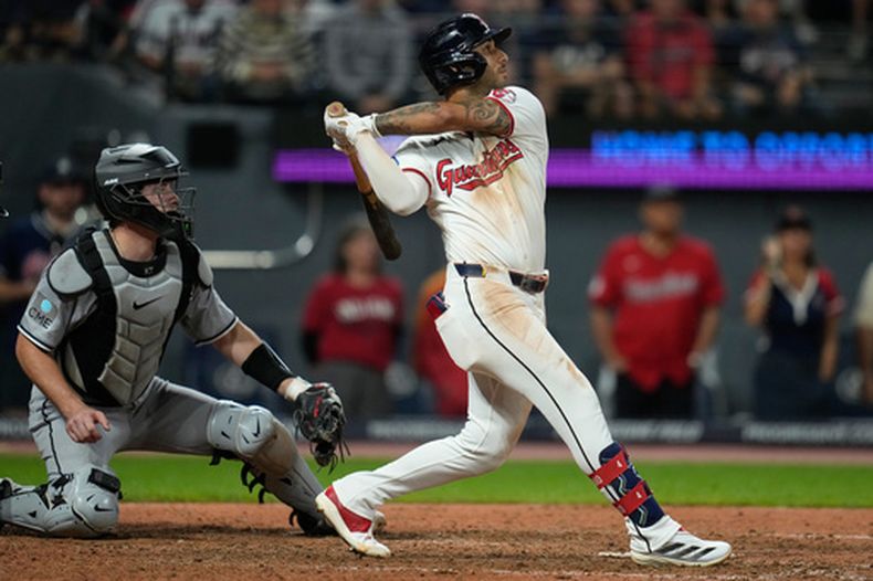 Brayan Rocchio de los Guardianes de Cleveland observa su doble ganador en la novena entrada ante los Medias Blancas de Chicago el martes 15 de septiembre del 2026. (AP Foto/Sue Ogrocki)