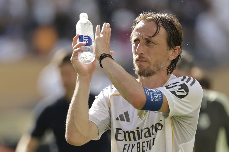 Luka Modric del Real Madrid aplaude al final de la semifinal del Mundial de Clubes ante el Paris Saint-Germain el miércoles 9 de julio del 2025. (AP Foto/Adam Hunger)