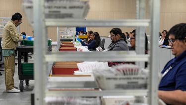 ARCHIVO – Boletas inspeccionadas un día después de la elección primaria en California, en el Centro de Procesamiento de Boletas del Condado de Los Ángeles, el 3 de junio de 2026, en City of Industry, California. (AP Foto/Jae C. Hong, Archivo)