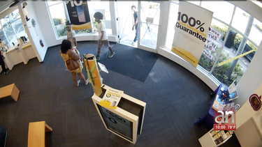tres jovenes roban una tienda sprint en miami shores