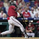 Corbin Carroll, de los Diamondbacks de Arizona, batea un sencillo productor en el juego del martes 23 de mayo de 2023, ante los Filis de Filadelfia (AP Foto/Matt Slocum)