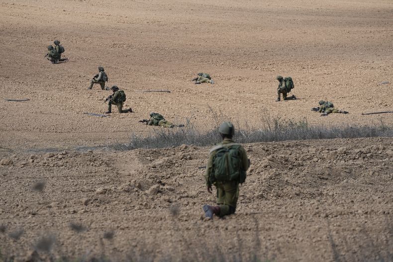 Soldados israelíes toman sus posiciones el martes 10 de octubre de 2023, cerca del kibbutz Kfar Aza. Combatientes de Hamas incursionaron el sábado en Kfar Aza, donde mataron y secuestraron a un gran número de israelíes. (AP Foto/Ohad Zwigenberg)