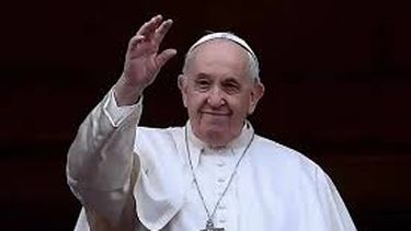 papa francisco reaparece ante los fieles tras ser operado y agradece de corazon el afecto