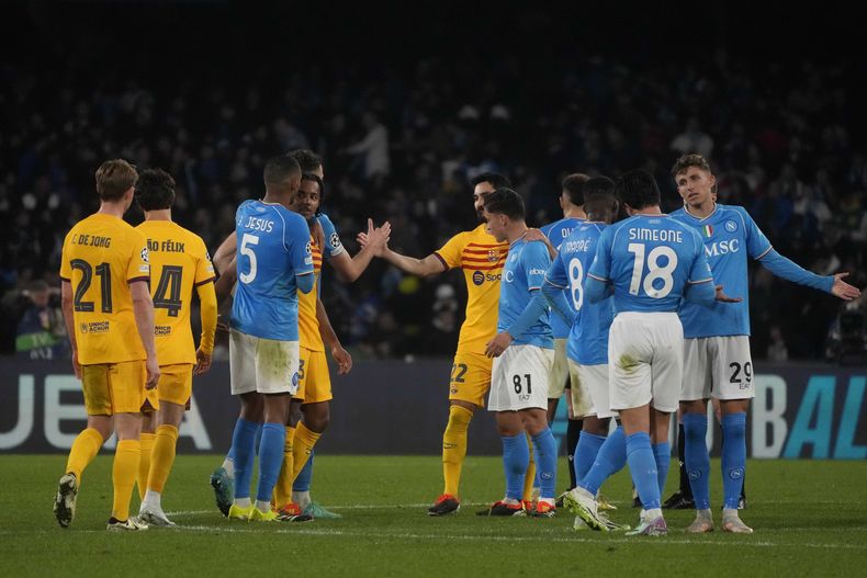 Los jugadores se saludan al término del partido entre Napoli y Barcelona en la ida de los octavos de final de la Liga de Campeones, el miércoles 21 de febrero de 2024. (AP Foto/Gregorio Borgia)