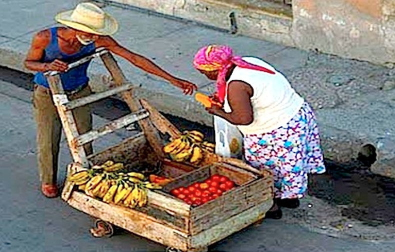 En el barracón de los esclavos no faltaba el tasajo o el bacalao, los plátanos, el boniato o la yuca