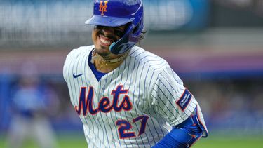 Mark Vientos, de los Mets de Nueva York, reacciona tras ser golpeado por un lanzamiento durante la segunda entrada de un partido de béisbol contra los Reales de Kansas City, el jueves 9 de julio de 2026, en Nueva York. (Foto AP/Seth Wenig)