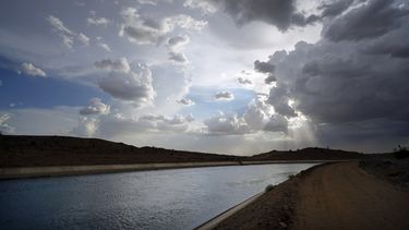 Vista del canal All-American, el 13 de agosto de 2022, cerca de Winterhaven, California. El canal transporta agua desde el río Colorado hasta el Valle Imperial. (Foto AP/Gregory Bull, Archivo)