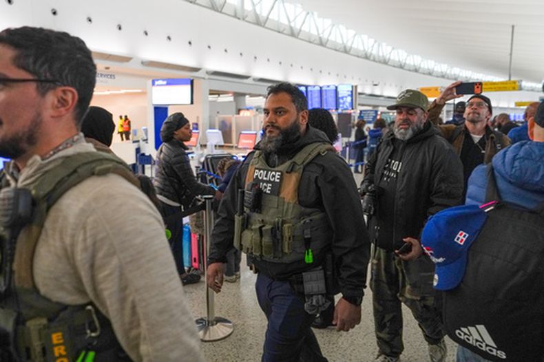Agentes federales de inmigración caminan por la Terminal 5 del Aeropuerto Internacional John F. Kennedy (JFK) en el distrito de Queens, Nueva York, el lunes 23 de marzo de 2026. (Foto AP/Ryan Murphy)