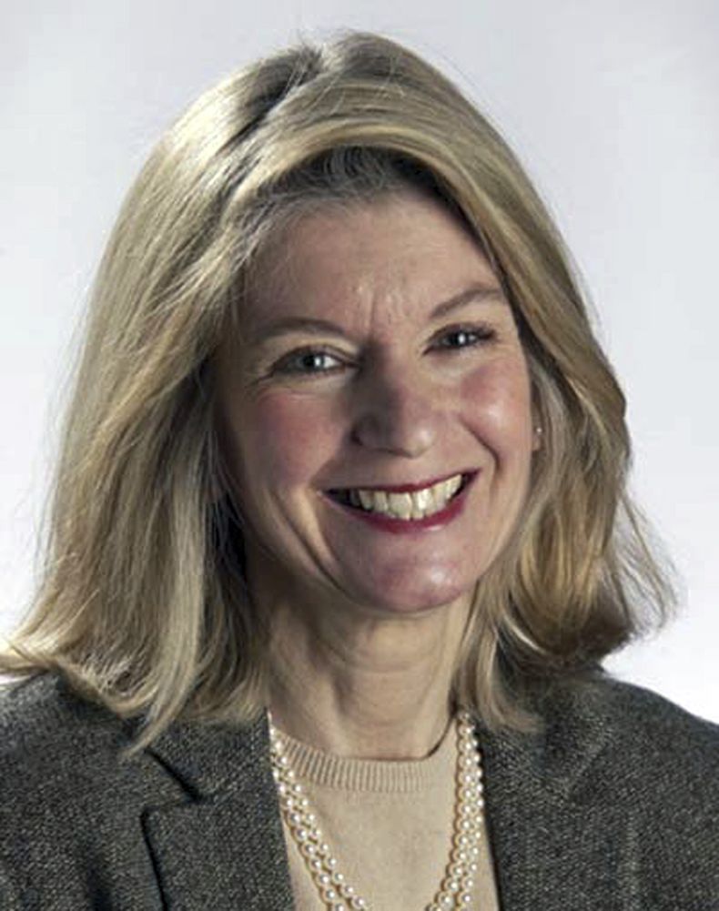 ARCHIVO - Terry Taylor, editora deportiva de The Associated Press, sonríe en esta foto de 2005. Taylor, primera mujer en ocupar ese puesto en la AP, falleció el martes 14 de noviembre de 2023 (AP Foto, archivo)