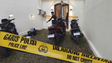 Policías sin uniforme, en una villa donde se reportó un tiroteo que dejó al menos un muerto, en Badung, en la isla turística de Bali, Indonesia, el 14 de junio de 2025. (AP Foto)