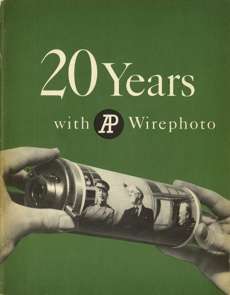 Un folleto promocional de Associated Press para celebrar el 20 aniversario de su servicio Wirephoto inaugurado el 1 de enero de 1935. AP reunirá un pequeño ejército para cubrir la coronación del rey Carlos III este fin de semana. Para la coronación de su madre hace 70 años, el servicio de noticias también contó con la ayuda de una fuerza aérea. En 1953, tomaba ocho minutos transmitir una sola fotografía en blanco y negro, siempre que las condiciones climáticas y las líneas telefónicas cooperaran. Entre los métodos que AP empleó para transmitir las fotos de Londres a sus clientes de periódicos estadounidenses había un acuerdo para ponerlas en aviones de combate de la Fuerza Aerea Real. (Foto AP/Archivos Coorporativos)