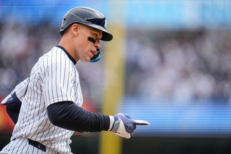 Aaron Judge (99) de los Yankees de Nueva York tras batear un jonrón ante los Marlins de Miami, el viernes 3 de abril de 2026, en Nueva York. (AP Foto/Yuki Iwamura)