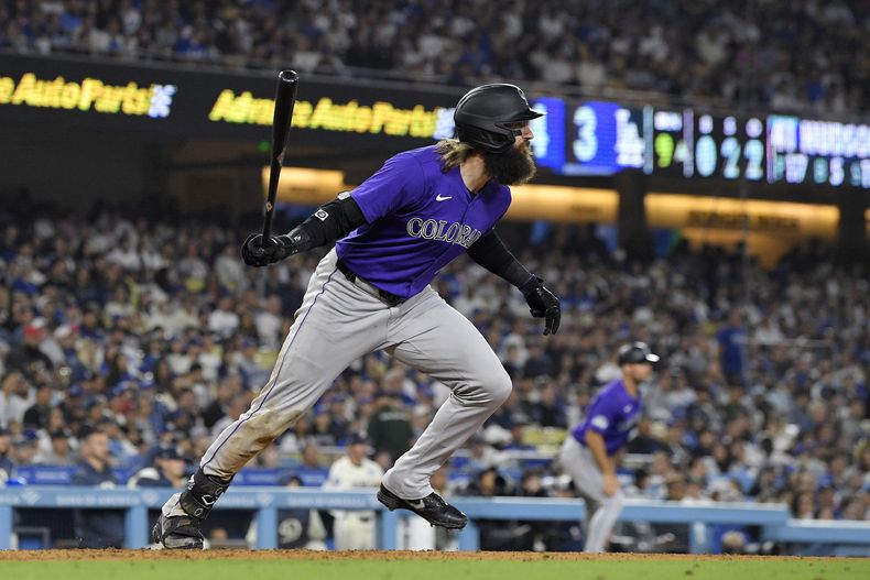 Charlie Blackmon, de los Rockies de Colorado, se dirige a primera para un jonrón de dos carreras durante la novena entrada contra los Dodgers de Los Ángeles, el sábado 21 de septiembre de 2024, en Los Ángeles. (AP Foto/Mark J. Terrill)