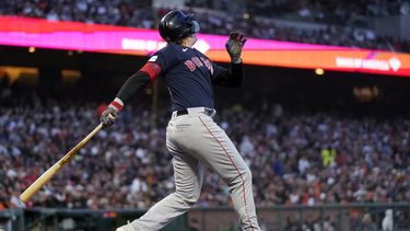 Triston Casas, de los Medias Rojas de Boston, conecta un jonrón en el juego del viernes 28 de julio de 2023, ante los Gigantes de San Francisco (AP Foto/Jeff Chiu)