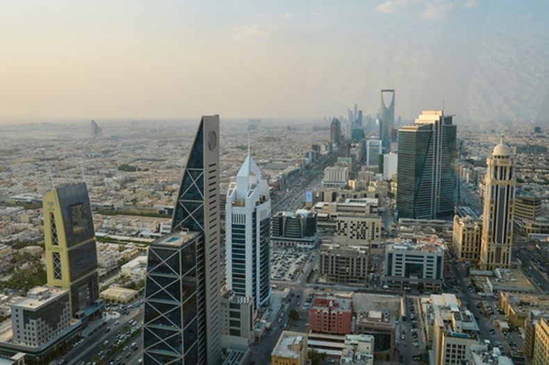 Los edificios se alinean a lo largo de la avenida Rey Fahd, en el distrito de Olaya de Riad, Arabia Saudí, el miércoles 14 de octubre de 2026 (AP Foto/Baraa Anwer)