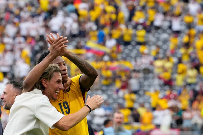 El técnico de Ecuador Sebastián Beccacece (izquierda) celebra con Gonzalo Plata tras la victoria 2-1 ante Alemania en el Grupo E del Mundia, el jueves 25 de junio de 2026, en East Rutherford, Nueva Jersey. (AP Foto/Yuki Iwamura)