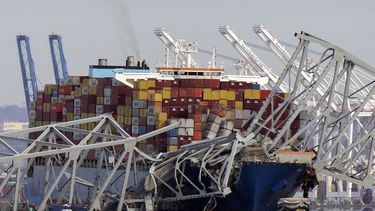 ARCHIVO – El buque de carga Dali, atrapado bajo una parte de la estructura del puente Francis Scott Key tras chocar contra él, el martes 26 de marzo de 2024, visto desde Pasadena, Maryland. (AP Foto/Mark Schiefelbein, Archivo)