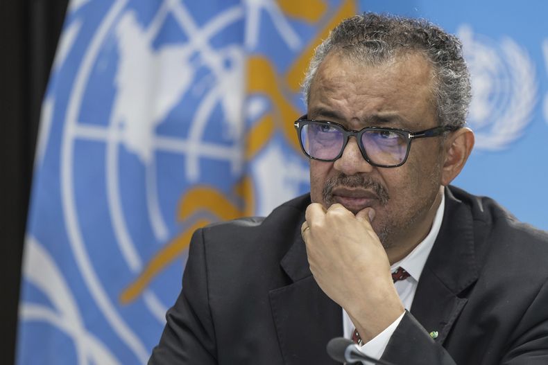 ARCHIVO - Tedros Adhanom Ghebreyesus, director general de la Organización Mundial de la Salud (OMS), habla a periodistas durante una conferencia de prensa en la sede de la OMS en Ginebra, Suiza, el 6 de abril de 2023. (Martial Trezzini/Keystone via AP, Archivo)
