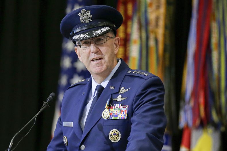 ARCHIVO - El general de la Fuerza Aérea John Hyten habla durante una ceremonia de cambio de comando en Nebraska, el 18 de noviembre de 2019. (AP Foto/Nati Harnik, archivo)