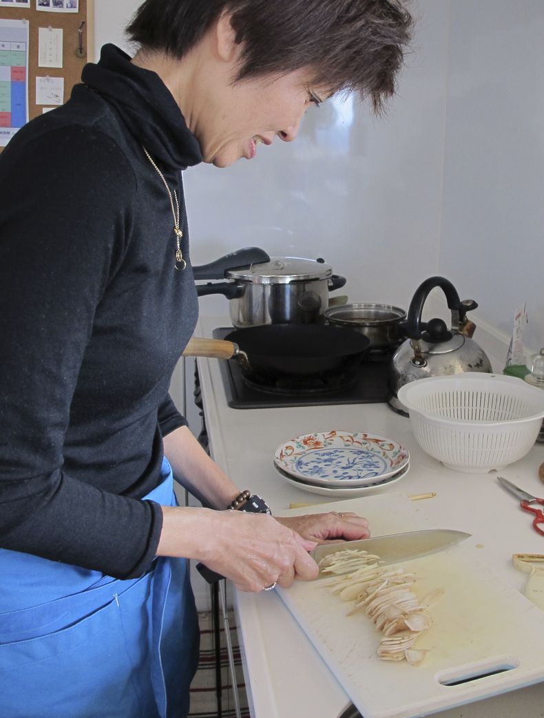 Yasuko Hiramatsu, madre, esposa y traductora a tiempo parcial, cocina en su casa en Tokio, el 24 de noviembre de 2013. La UNESCO agreg&oacute; la cocina tradicional japonesa a su lista de Patrimonio Mundial de la Humanidad, el 4 de diciembre de 2013 (Foto