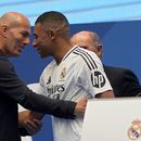 ARCHIVO - El exfutbolista francés Zinedine Zidane, a la izquierda, abraza al futbolista francés Kylian Mbappe al ser presentado a los aficionados como nuevo jugador del Real Madrid en Madrid, el 16 de julio de 2024. (AP Foto/Andrea Comas, Archivo)