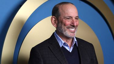 ARCHIVO - El comisionado de la liga de fútbol MLS, Don Garber, llega a la gira del trofeo del Mundial de Clubes de la FIFA 2025 el 16 de enero de 2025, en Nueva York. (Foto AP/Pamela Smith, Archivo)