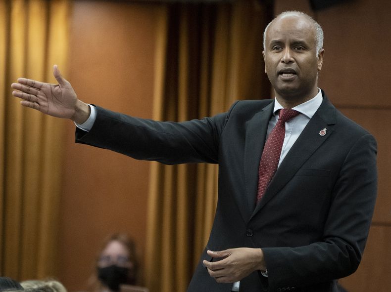 ARCHIVO - El entonces ministro de Vivienda y actualmente ministro de Desarrollo Internacional de Canadá, Ahmed Hussen, se levanta durante una sesión de preguntas, en Ottawa, Ontario, el 28 de abril de 2022. (Adrian Wyld/The Canadian Press vía AP)