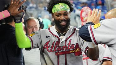 Michael Harris II de los Bravos de Atlanta es felicitado tras anotar un elevado de sacrificio del pitcher Matt Olson en la primera entrada ante los Marlins de Miami el sábado 26 de septiembre del 2026. (AP Foto/Lynne Sladky)