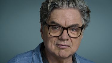 Oliver Platt posa para un retrato en Nueva York el jueves 13 de junio de 2024, para promover sus series The Bear y Chicago Med. (Foto Christopher Smith/Invision/AP)