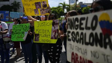 Familiares de migrantes venezolanos en Estados Unidos que fueron deportados a una prisión en El Salvador por el gobierno estadounidense por supuestamente pertenecer a la pandilla del Tren de Aragua realizan una protesta fuera de la oficina de Naciones Unidas, el miércoles 9 de abril de 2025, en Caracas. (AP Foto/Ariana Cubillos)
