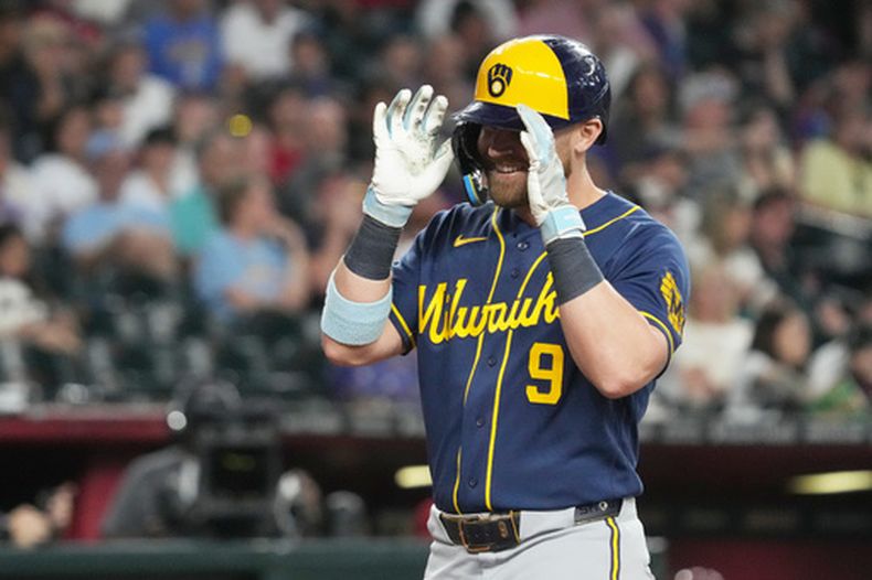 Jake Bauers, de los Cerveceros de Milwaukee, reacciona tras conectar un jonrón de dos carreras contra los Diamonbacks de Arizona en la séptima entrada de un partido de béisbol, el domingo 5 de julio de 2026, en Phoenix. (Foto AP/Rick Scuteri)