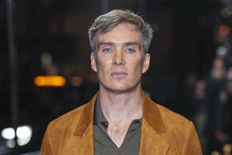 Cillian Murphy posa a su llegada al estreno de la película Small Things Like These el jueves 24 de octubre de 2024 en Londres. (Foto Scott A Garfitt/Invision/AP)