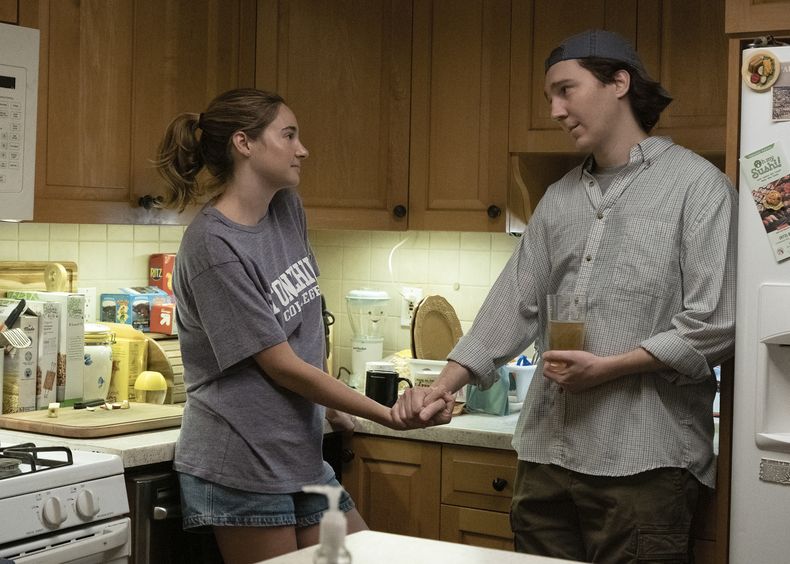 En esta imagen proporcionada por Sony Pictures, Shailene Woodley, izquierda, y Paul Dano en una escena de Dumb Money. (Claire Folger/Sony Pictures vía AP)