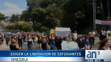 americateve | En Venezuela arrecian las protestas contra la detención y represión de estudiantes universitarios quienes en los últimos días salieron a las calles a manifestar contra Nicolás Maduro.