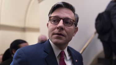 El presidente de la Cámara de Representantes, Mike Johnson, habla con reporteros en su llegada al Capitolio en Washington, el lunes 9 de septiembre de 2024. (AP foto/J. Scott Applewhite)