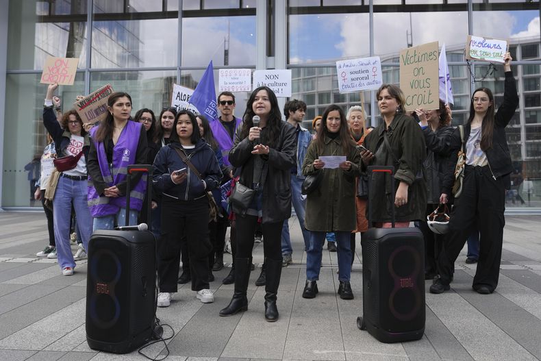 Mujeres se manifiestan frente al palacio de justicia donde el actor Gerard Depardieu enfrenta un juicio por las presuntas agresiones sexuales contra dos mujeres en un rodaje de 2021, el lunes 24 de marzo de 2025 en París. (Foto AP/Aurelien Morissard)