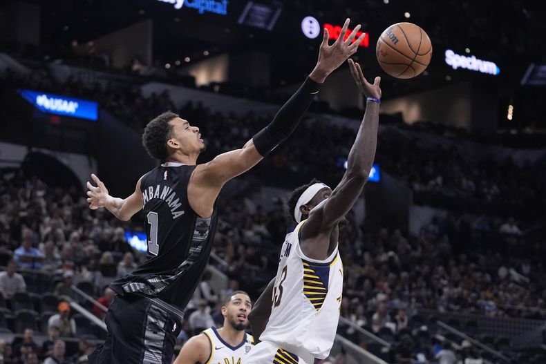 El pívot de los Spurs de San Antonio Víctor Wembanyama (1) y el alero de los Pacers de Indiana Pascal Siakam (derecha) disputan un rebote durante la primera mitad del juego de baloncesto de la NBA en San Antonio, el domingo 3 de marzo de 2024. (AP Foto/Eric Gay)