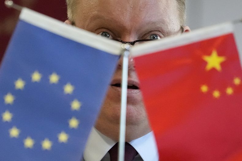 ARCHIVO - Jens Eskelund, presidente de la Cámara de Comercio de la Unión Europea en China, habla durante una conferencia de prensa en torno al informe más reciente sobre empresas europeas en China, el jueves 9 de enero de 2025, en Pekín. (AP Foto/Aaron Favila, archivo)