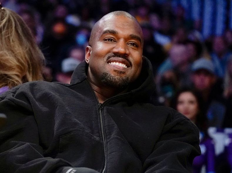 ARCHIVO - Kanye West, conocido como Ye, en un partido de la NBA entre Wizards y Lakers, el 11 de marzo de 2022, en Los Ángeles. (Foto AP/Ashley Landis, Archivo)