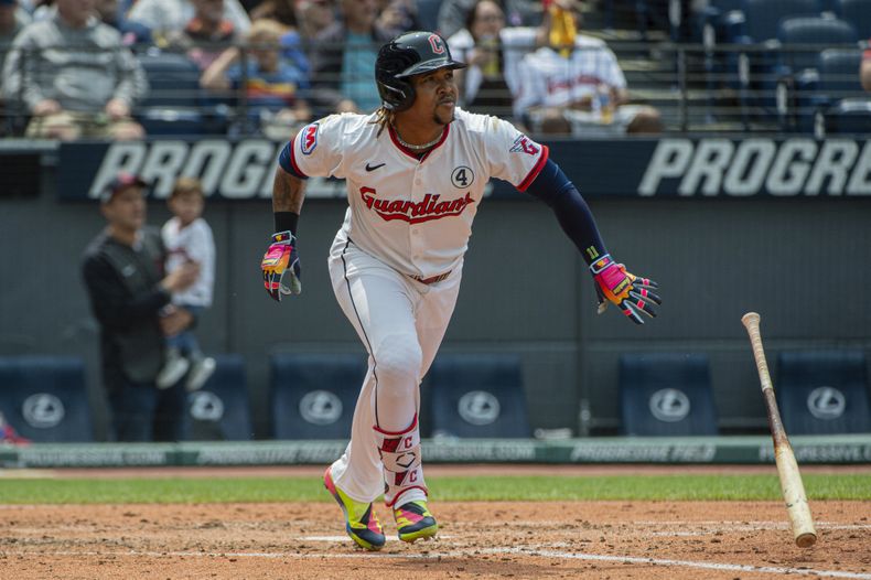 El dominicano José Ramírez de los Guardianes de Cleveland observa su jonrón ante el abridor Jack Kochanowciz de los Angelinos de Los Ángeles en el encuentro del domingo primero de junio del 2025. (AP Foto/Phil Long)
