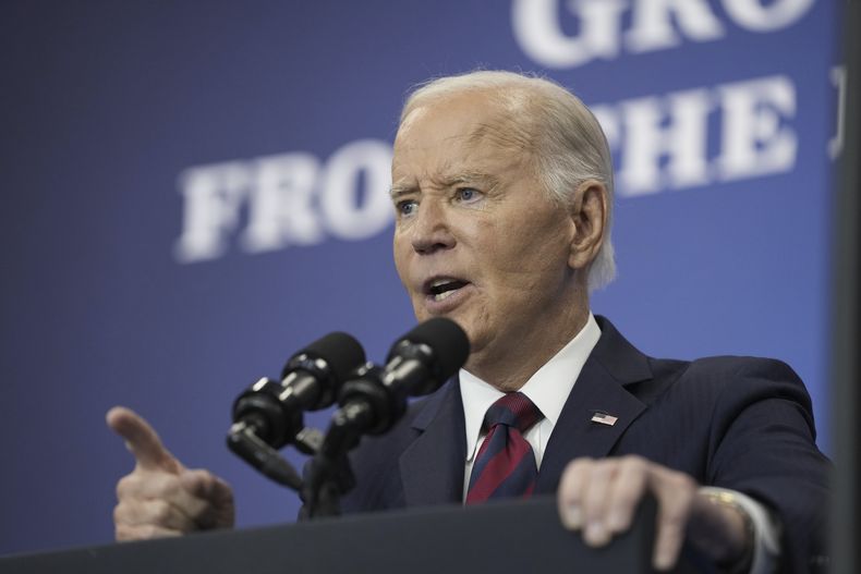 El presidente de Estados Unidos, Joe Biden, habla sobre los planes económicos de su gobierno y el futuro de la economía estadounidense en la Brookings Institution en Washington, el 10 de diciembre de 2024. (AP Foto/Susan Walsh)