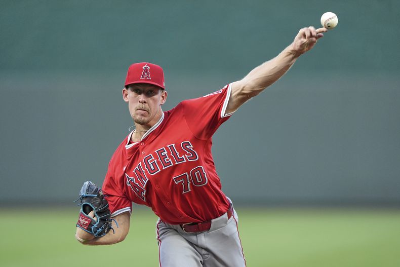 Mitch Farris, abridor de los Angelinos de Los Ángeles, hace un lanzamiento en el duelo ante los Reales de Kansas City, el martes 2 de septiembre de 2025 (AP Foto/Charlie Riedel)