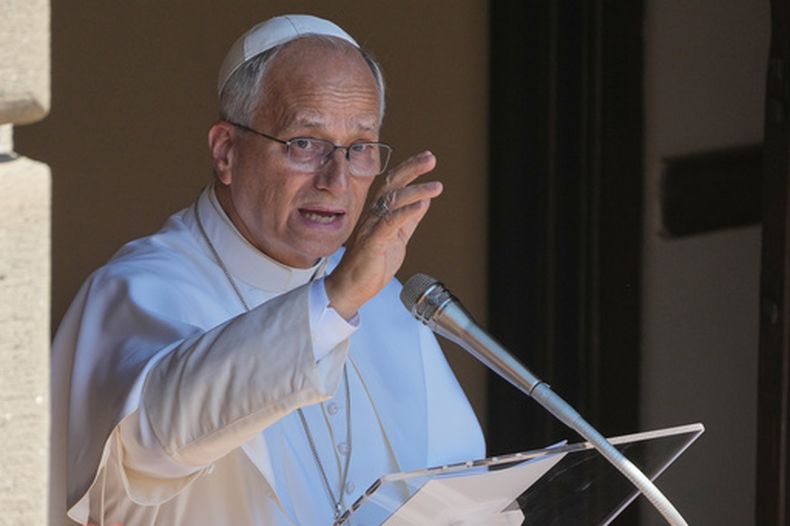 El Papa León XIV dirige la oración del Ángelus del mediodía en Castel Gandolfo, Italia, el domingo 16 de agosto de 2026. (AP Foto/Gregorio Borgia)