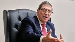 ARCHIVO - El ministro de Relaciones Exteriores de Cuba, Bruno Rodríguez Parrilla, concede una entrevista a The Associated Press el 30 de septiembre de 2025, en la Misión Permanente de Cuba en las Naciones Unidas, Nueva York. (AP Foto/Richard Drew, archivo)
