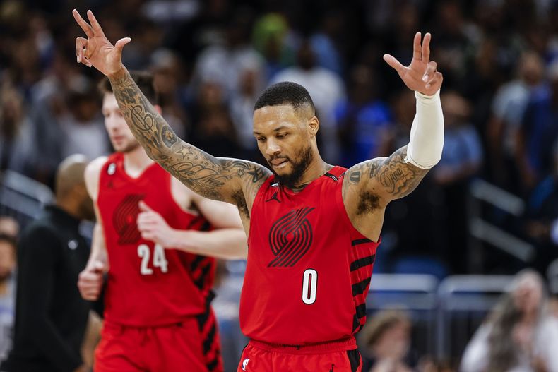 ARCHIVO - Damian Lillard, de los Trail Blazers de Portland, festeja luego de encestar un tiro ante el Magic de Orlando, en el partido del 5 de marzo de 2023 (AP Foto/Kevin Kolczynski, archivo)