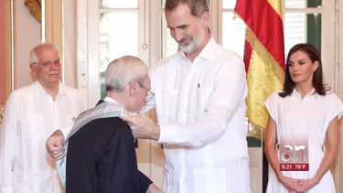 los reyes de espana imponen la gran cruz de la orden de carlos iii a eusebio leal
