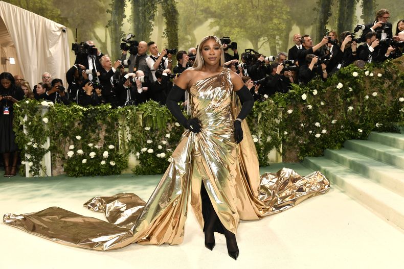 Serena Williams llega a la gala benéfica del Instituto del Vestido del Museo Metropolitano de Arte para celebrar la inauguración de la exposición Sleeping Beauties: Reawakening Fashion el lunes 6 de mayo de 2024, en Nueva York. (Foto Evan Agostini/Invision/AP)