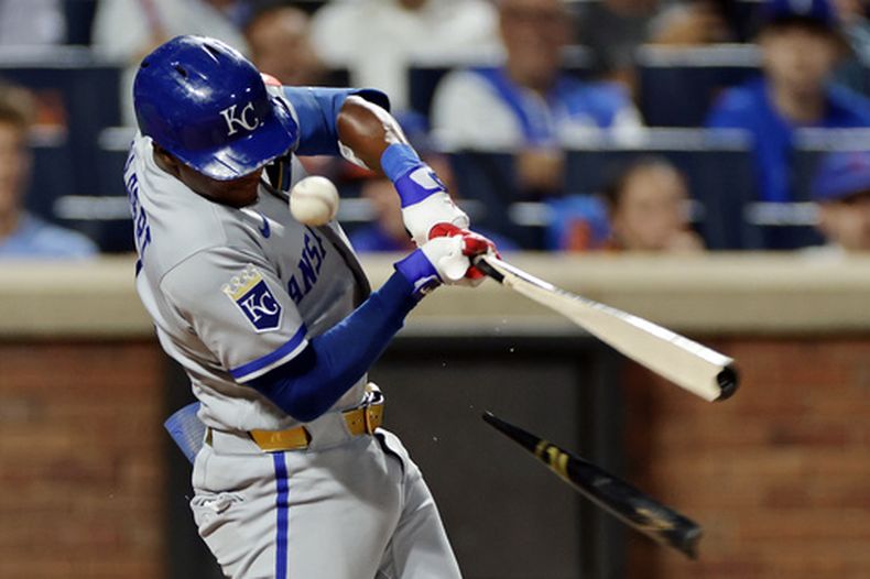 Tyler Tolbert, de los Reales de Kansas City, rompe su bate al conectar una pelota de foul durante la quinta entrada de un partido de béisbol contra los Mets de Nueva York, el martes 7 de julio de 2026, en Nueva York. (Foto AP/Adam Hunger)