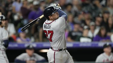 Bravos anotan 4 en el 11mo, ganan a Rockies 6-2