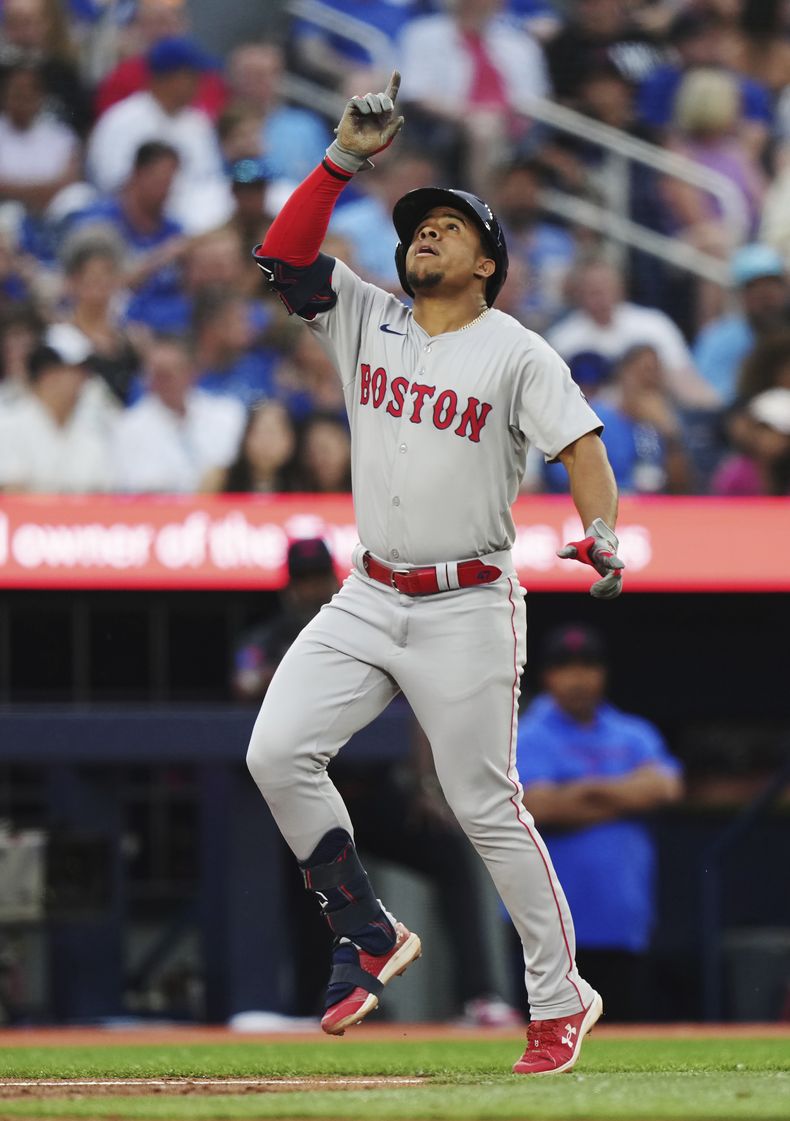 El dominicano Enmanuel Valdez, de los Medias Rojas de Boston, festeja su jonrón solitario ante los Azulejos de Toronto, el miércoles 19 de junio de 2024 (Nathan Denette/The Canadian Press via AP)